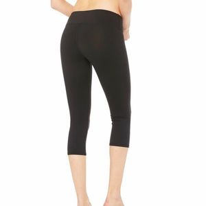 ALO Yoga Pants - ALO yoga black Capri leggings XS ALO Yoga Pants - ALO yoga black Capri leggings XS